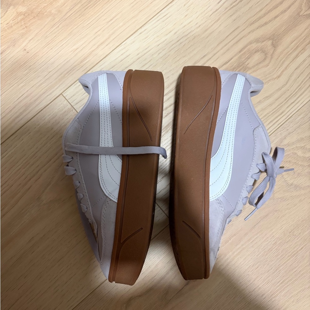PUMA Women's Gray and White Sneakers with Gold Accents - Picture 5 of 7